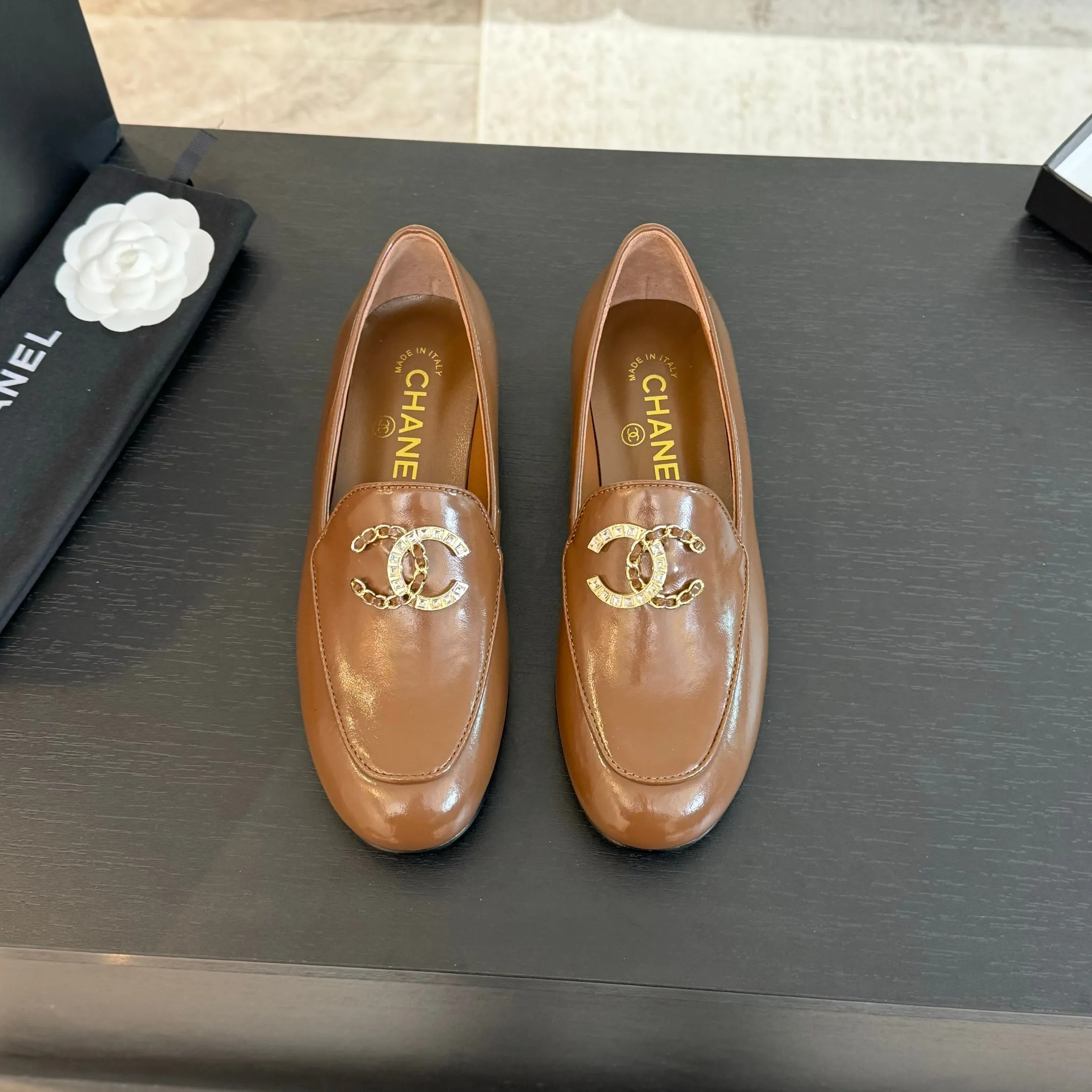 👟👟Ex-factory price 600👟👟 Purchasing-grade CHANEL Xiaoxiang classic retro shoes. I liked this pair at first sight. The design of the upper is very special. The classic hardware buckles embellished with Xiaoxiang are very CHANEL style. It has a high-end feel. The upper feet are very comfortable and soft. The feet are not afraid of being good-looking and comfortable. They are invincible when paired with mid-calf socks, skirts and trousers. It looks simple in style, but it has the effect of elongating the legs immediately on the feet, which is simple and does not lose personality. Adds a touch of coolness. Upper: imported mixed-breed lambskin. Lining: mixed-breed sheepskin. Soft, sweat-absorbent and breathable! Hardware: Exclusive original 1:1 mold development! Long-lasting and does not soften! Outsole: Genuine leather outsole imported from Italy. Height is about 2.5cm. Different market currency. We are different. Size: #34-42 (34 40 41 customized, non-refundable)